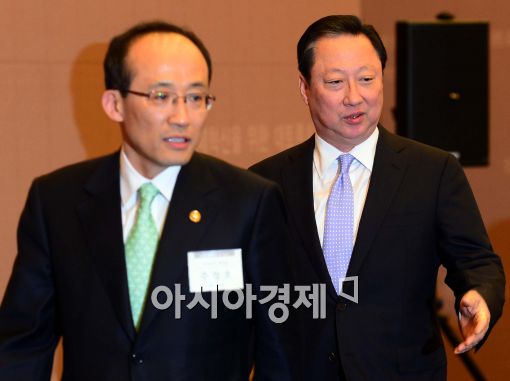 [포토]함께 입장하는 추경호-박용만