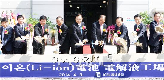 박준영 전남도지사와 재원산업 심장섭 회장, 사라사와 슈이치 센트랄글라스 사장, 이호경 여수부시장, 김성곤 국회의원이 9일 오전 여수산단 재원산업 공장 부지에서 열린 JCEL㈜ 전해액공장 기공식에서 시삽을 하고 있다.  사진제공=전남도

