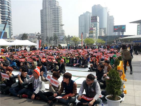 ▲서울역 광장 집회에 참가한 휴대폰 유통업체 종사자들. 