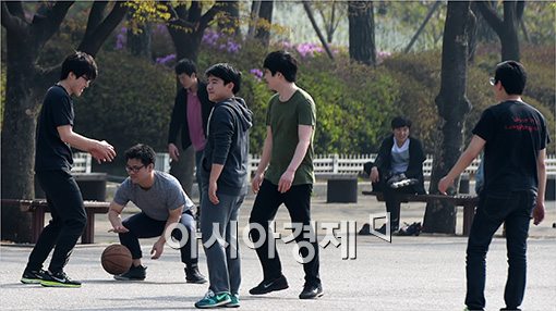 [포토]포근한 봄 날씨 즐기는 시민들