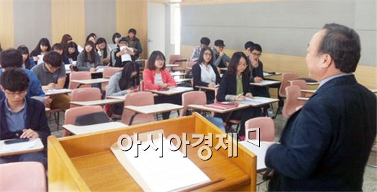 호남대학교 인문사회과학연구소(소장 심연수)는 9일 오후 2시 광산캠퍼스 지성관 6301호에서 전남선거관리위원회 김양호 관리과장을 초청해 특강을 실시했다. 

재학생 50명이 참여한 이 날 특강에서 김양호 관리과장은 ‘2014년 지방선거절차’를 주제로 2시간동안 진행했다. 