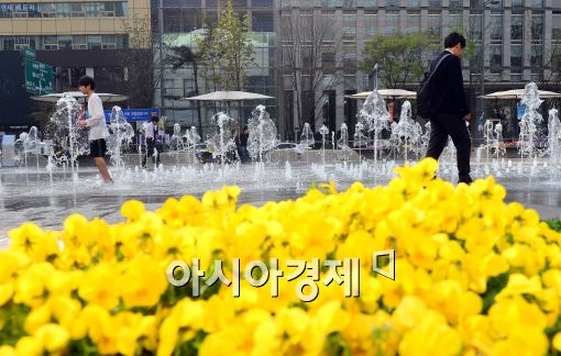 [포토]시원한 물줄기와 함께 즐기는 시민들