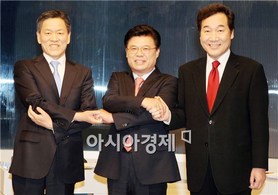 9일 목포·여수 MBC가 공동주최한 새정치민주연합 전남도지사 후보 경선 토론회에서 주승용. 이석형, 이낙연(왼쪽부터)후보가 손을 잡고 기념촬영을 하고있다.