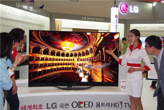 10일부터 이틀간 제주국제컨벤션센터에서 열리는 '디지털 케이블TV 쇼 2014(KCTA 2014)'에서 관람객들이  LG 울트라HD TV를 살펴보고 있다. 