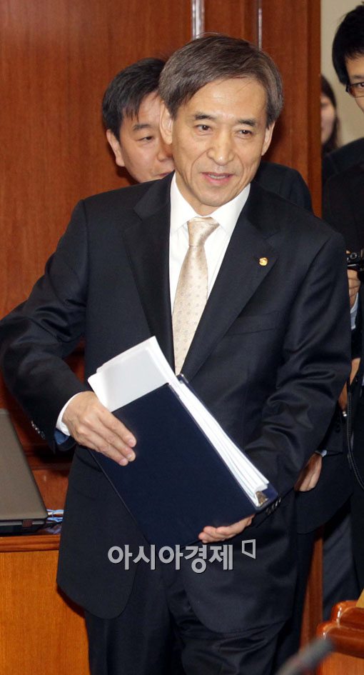 [포토]첫 금통위 참석한 이주열 한국은행 총재 