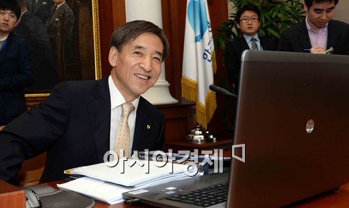 [포토]이주열 총재, 첫 금통위 동결 