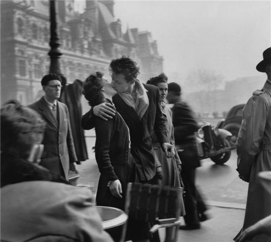 로베르 두아노, 파리 시청 앞 광장에서의 키스, 1950년