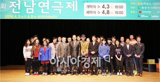 광양 극단 백운무대가  제32회 전남 연극제 경연대회에서  ‘대상’을 차지하고 기념촬영을 하고 있다.