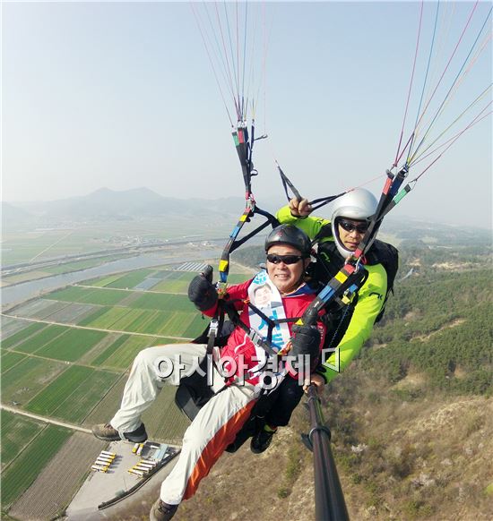 서종진 광주시 광구청장 예바후보가 어등산 패러글라이딩 체험 이색 선거운동  펼쳐 눈길을 끌고있다.