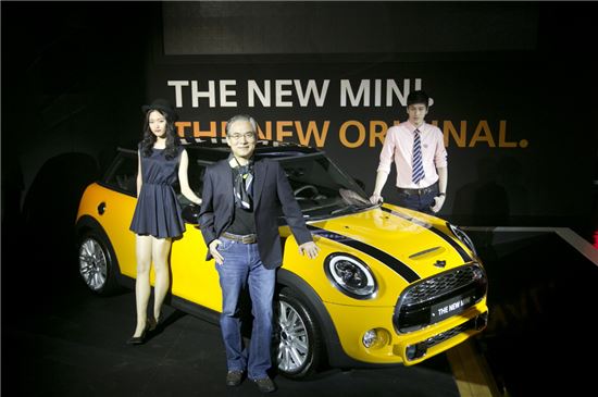 김효준 BMW코리아 대표(사진 가운데)가 3세대 뉴 MINI 출시 행사에서 모델들과 함께 뉴 MINI 앞에서 포즈를 취하고 있는 모습. 