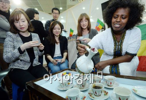 [포토]에티오피아 바리스타, 전통 커피 의식 선보여