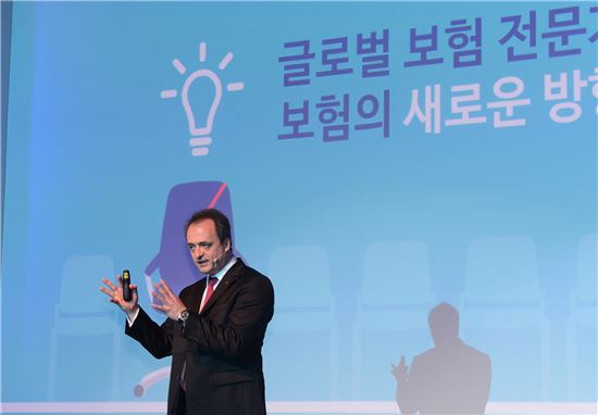 자비에 베리 악사(AXA)다이렉트 사장은 10일 서울 조선호텔에서 열린 기자간담회에서 새로 개발한 '채널3.0' 플랫폼과 운전자 중심의 맞춤형 자동차보험 신상품에 대해 설명하고 있다.