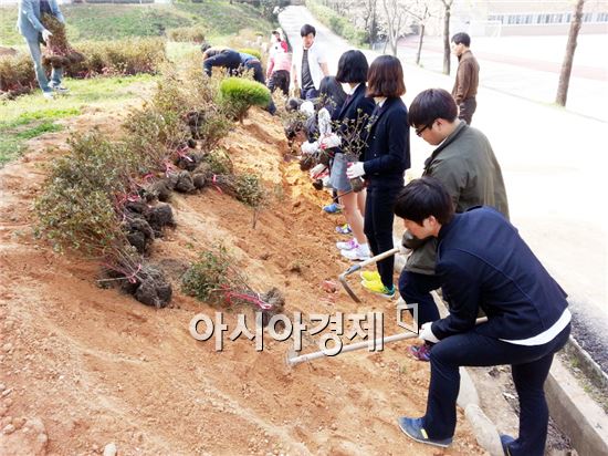 10일 영농4-H와 학생4-H 회원 30여명은 철쭉동산 조성 과제활동을 실시했다.