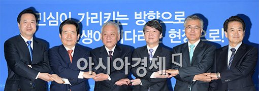 [포토]손 맞잡은 새정치연합 선대위원장들
