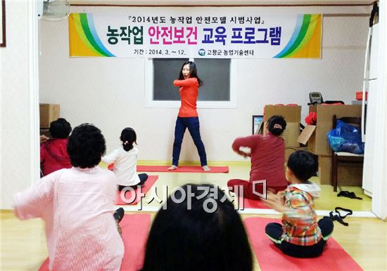 고창군 아산면 주진마을 주민들이 낮에는 일하고 밤에는 건강 스트레칭으로 건강을 챙기고있다.
