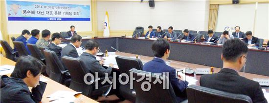 광양시가 10일 시청 상황실에서 재난대응 관련부서를 비롯해 11개 유관기관 등이 참여한 가운데 ‘2014 재난대응 안전한국훈련’ 관계기관 회의를 개최했다.
이날 회의에서는 풍수해 재난 대응을 위한 훈련계획 수립, 준비사항 보고, 풍수해로 인한 가상 피해상황, 조치사항 등에 대한 토론을 펼쳤다. 사진제공=광양시