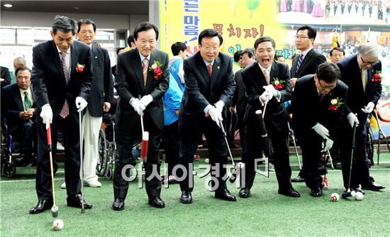 제16회 빛고을 전국장애인게이트볼대회가 11일 광주광역시 서구 전천후게이트볼구장에서 전국 17개 시.도 장애인선수 330여 명과 자원봉사자 150여 명이 참여한 가운데 열렸다. 이날 강운태 광주시장 등 참석자들이 시타를 하고있다. 사진제공=광주시
