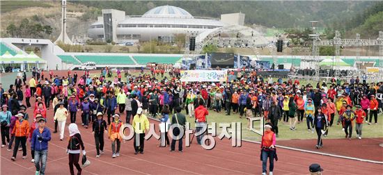 희망고흥 건강걷기대회에 참석한 군민들이 걷기를 하고있다.