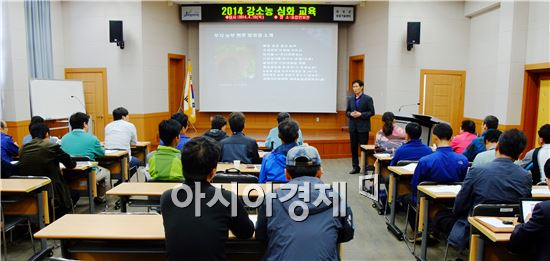 장성군 농업기술센터는 10일 농업인회관에서 강소농 육성대상 농업인 40여명을 대상으로 전문농업인으로서의 역량강화를 위한 강소농 심화교육을 실시했다.
