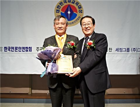 참교육대상 글로벌산학협력부문 대상 수상한 강신일 한성대 총장(왼쪽).