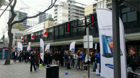 갤럭시S5 출시 첫날…전세계 삼성팬 줄서기 진풍경 