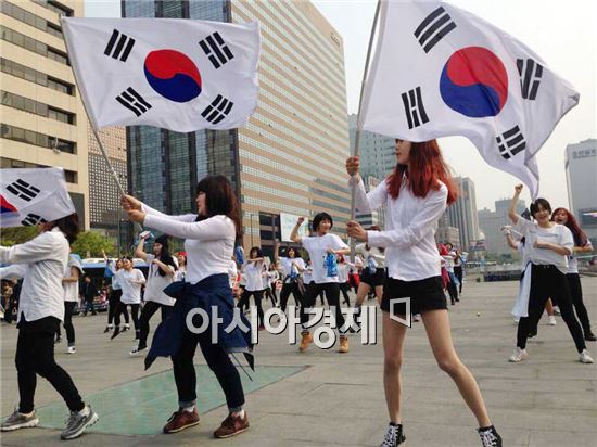‘이순신 플래시몹’ 서울 광화문서 공개…내달 여수거북선축제 경연