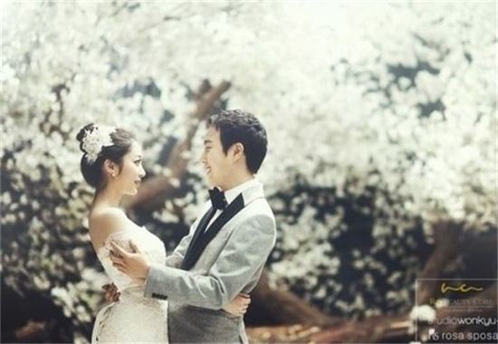 장범준 웨딩사진…벚꽃에 어울리는 부부 "영화 속 한 장면 같아"