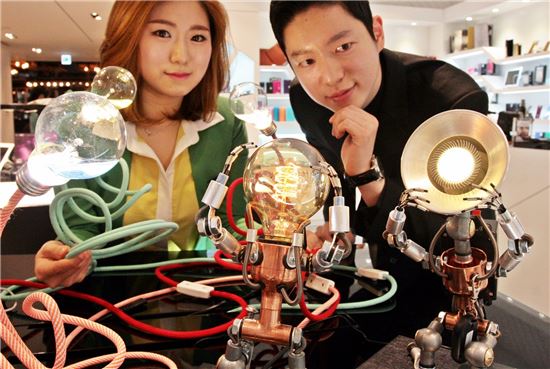 [포토]갤러리아百, "로봇전구 감상하세요~!"