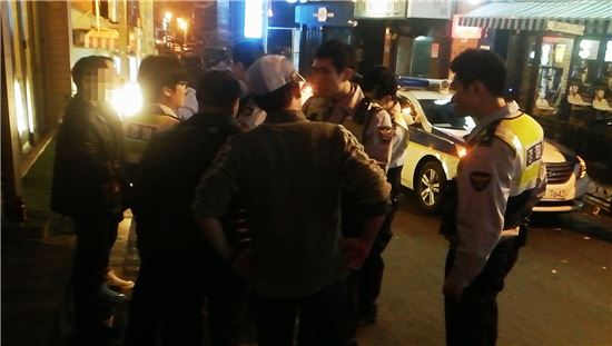 [르포]내·외국인 뒤섞인 이태원 클럽가, 파출소는 '비상'