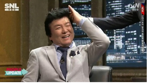 ▲주병진이 자신의 올백 머리에 대해 "세울 수 있는 건 앞머리 뿐"이라며 재치있는 농담을 했다. (사진: tvN 'SNL코리아 시즌5' 방송 캡처)