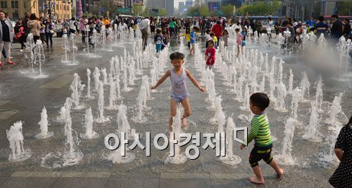 [포토]서울, 올해 최고 더위 23.9도 기록 