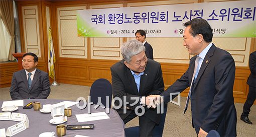 [포토]악수하는 김동만·방하남