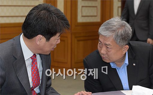 [포토]의견 나누는 신계륜·김동만