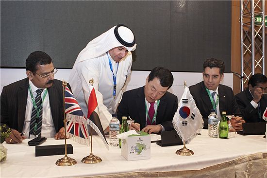 지난 13일(현지시각) 쿠웨이트의 수도 쿠웨이트시 KNPC 본사에서 열린 계약식에서 삼성엔지니어링 박중흠 사장(가운데)이 계약서에 서명하고 있다.  