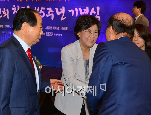 [포토]어르신들과 인사하는 이혜훈 의원 