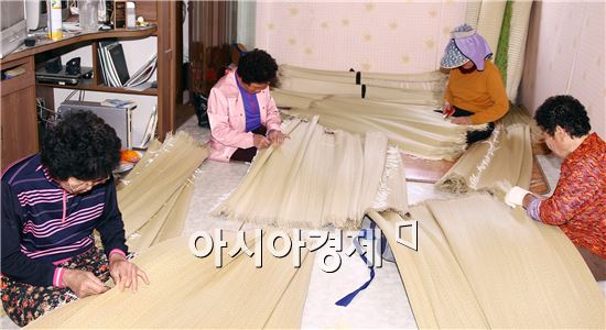 [포토]왕골 돗자리 마무리 작업에 한창인 함평 외세마을