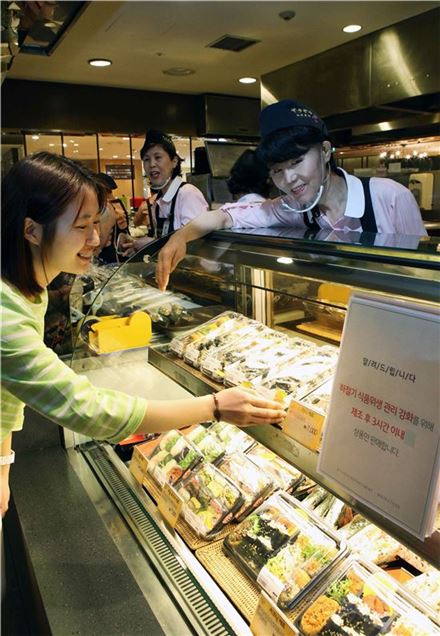 [포토]현대百, "하절기 식품 안전 강화"