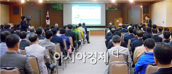 장성군은 아카데미홀에서 김양수 군수를 비롯해 읍면이장협의회장, 축산농가, 주민, 언론인 등 200여명이 참석한 가운데 장성읍 안평퇴비공장 집단민원 관련 군민설명회를 가졌다. 

