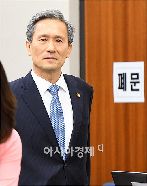 [포토]국회 법사위 출석하는 김관진 장관