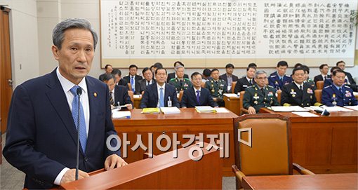 [포토]현안보고하는 김관진 장관