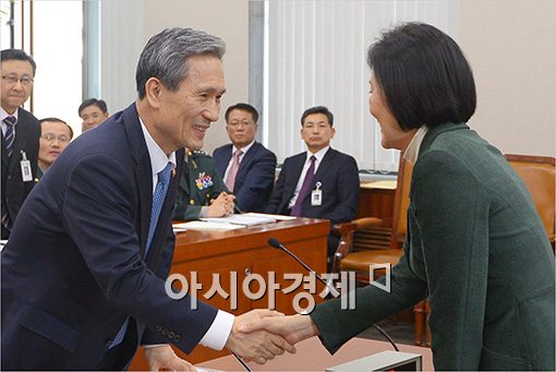 [포토]인사하는 박영선 위원장·김관진 장관