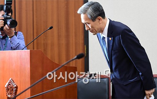 [포토]고개숙인 김관진 장관