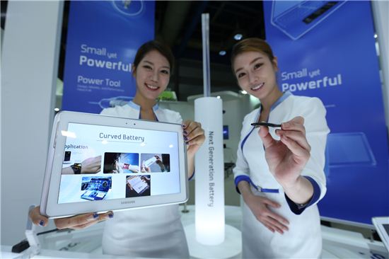 삼성SDI, 세계 최초 스마트밴드用 '커브드 배터리' 출시
