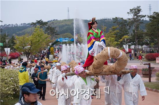 제3회 부안 마실축제의 대표 프로그램인 ‘복줄을 잡아라! 마실 당산놀이(이하 마실 당산놀이)’가 5월3일부터 5일까지 스포츠파크 잔디구장에서 열린다. 