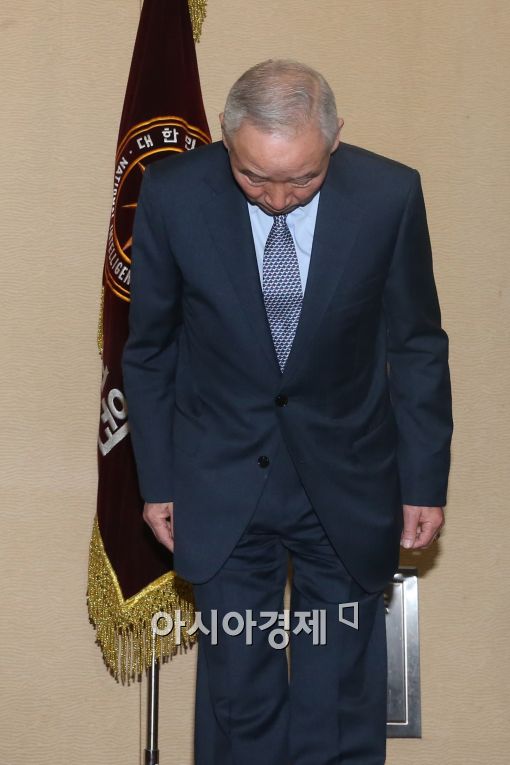 [포토]고개 숙인 남재준 국정원장