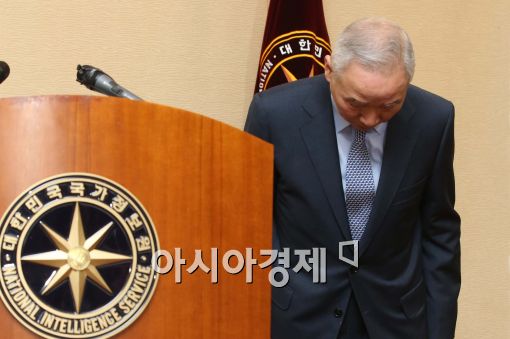 [포토]고개 푹 숙인 남재준 국가정보원장