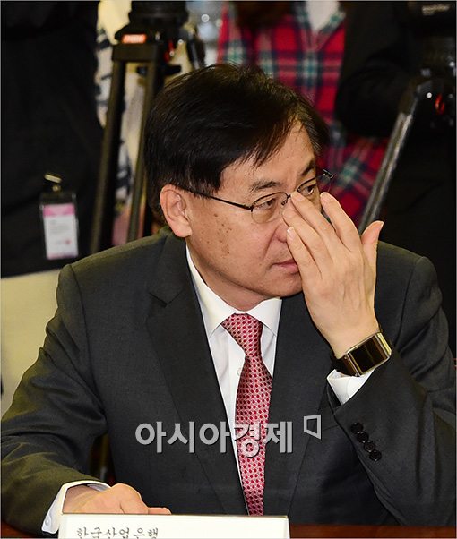 [포토]안경고쳐쓰는 홍기택 산업은행장