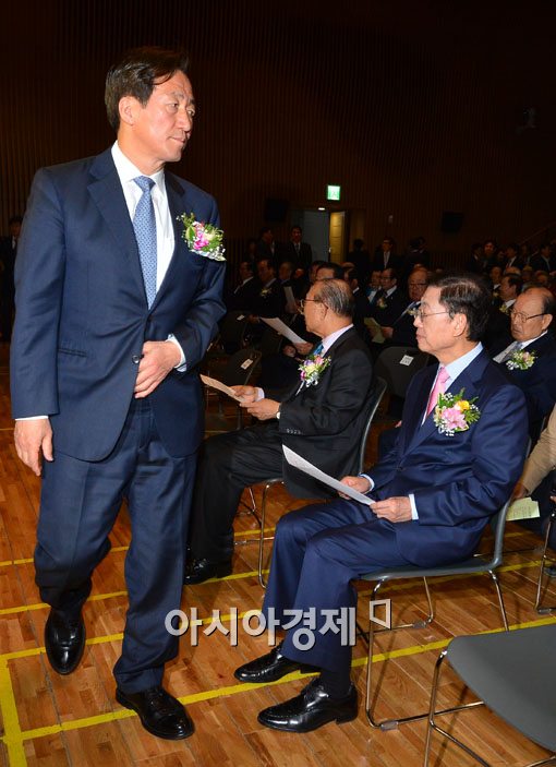 [포토]스쳐 지나가는 정몽준-김황식 