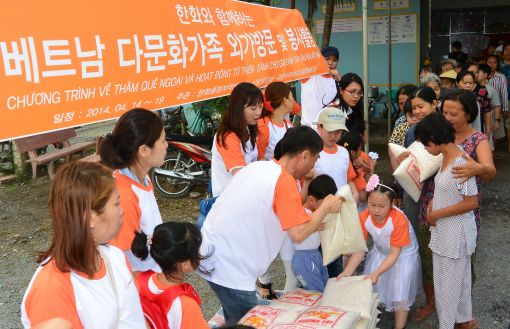 한화충청지역봉사단 및 다문화가정이 봉사활동 후 호치민 지역의 불우한 이웃들에게 쌀 10Kg씩을 나눠주고 있다.