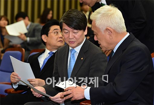 [포토]자료보는 김한길·안철수 공동대표